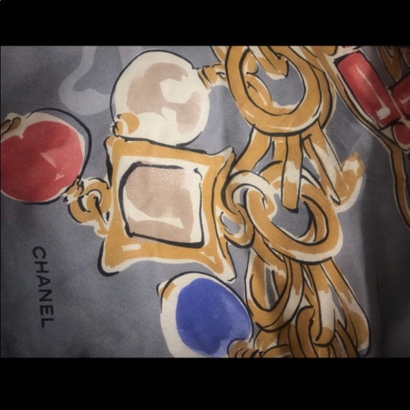 Chanel Scarf in pure silk, Large light grey CC center logo 90cm X 90cm - Picture 9 of 12